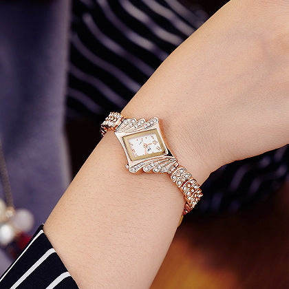 Modische Quarzuhr mit Armband für Frauen