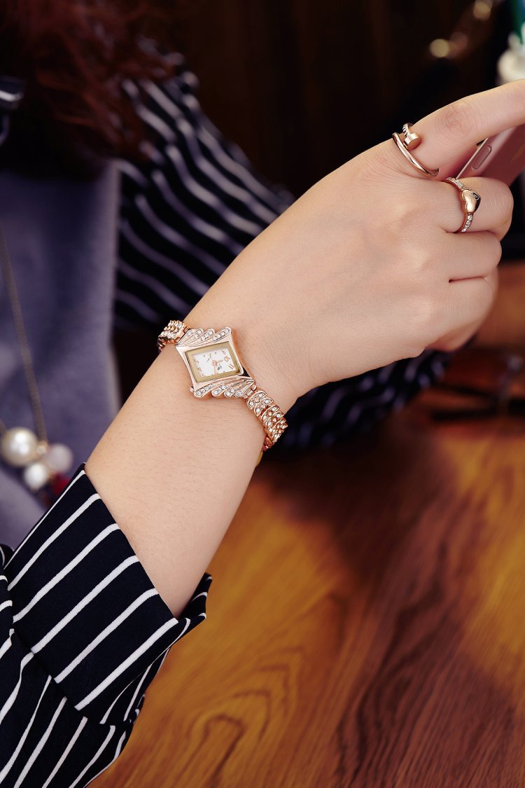 Modische Quarzuhr mit Armband für Frauen