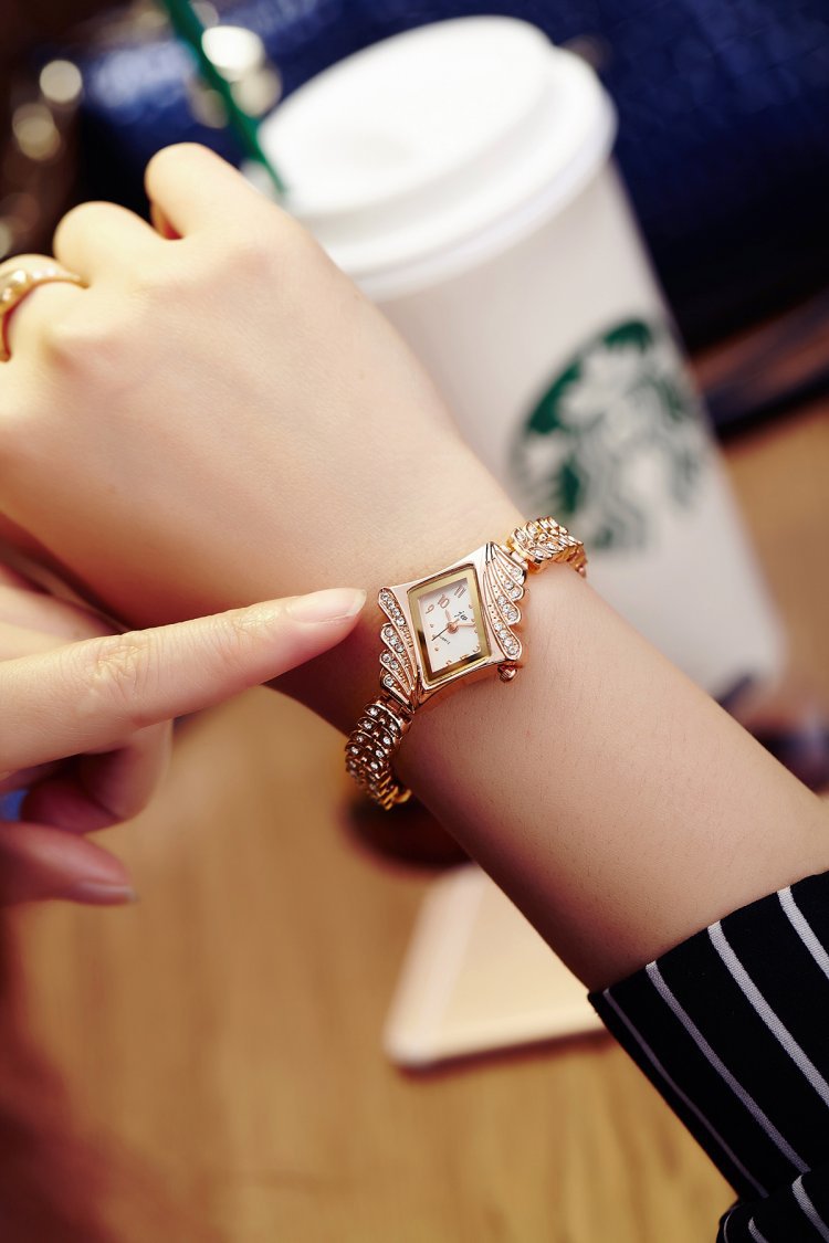 Modische Quarzuhr mit Armband für Frauen