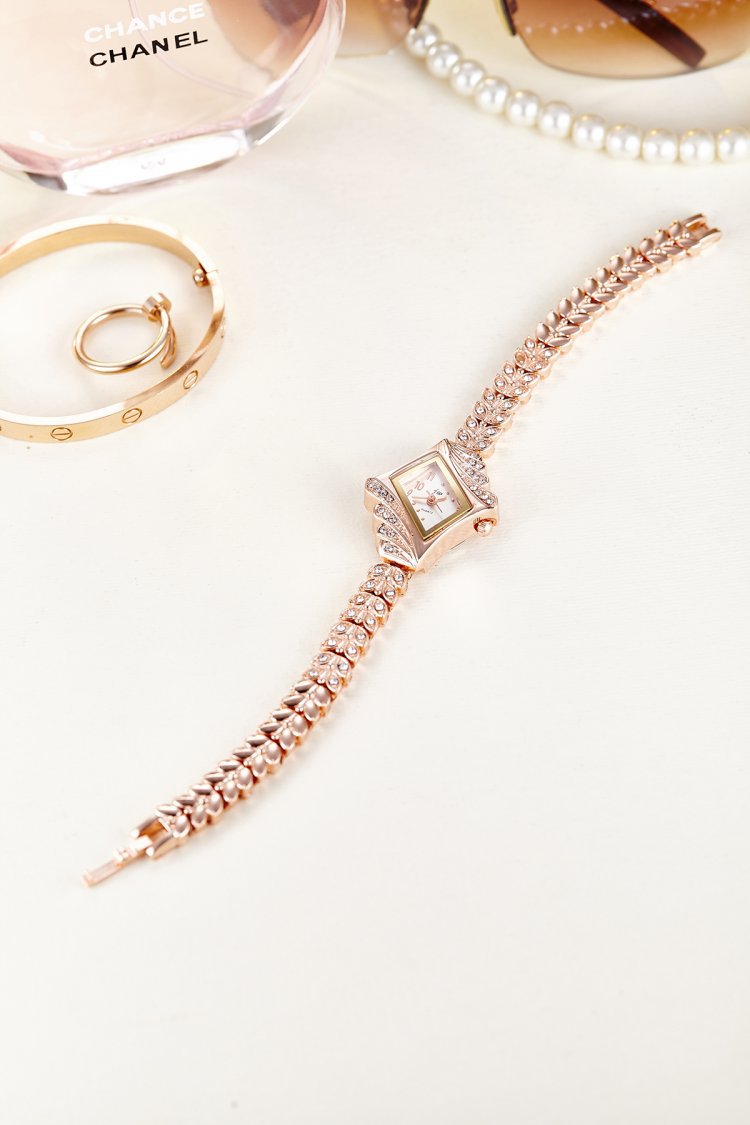 Modische Quarzuhr mit Armband für Frauen